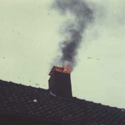Feuer steigt aus dem Schornstein Feuer steigt aus dem Schornstein